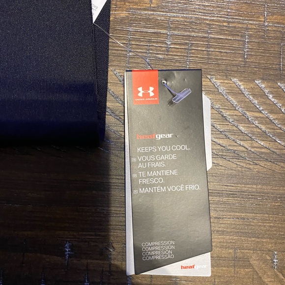 NWT Womens Under Armour Capri Length Workout Leggings Black W/ Neon Stripe small - Picture 4 of 4